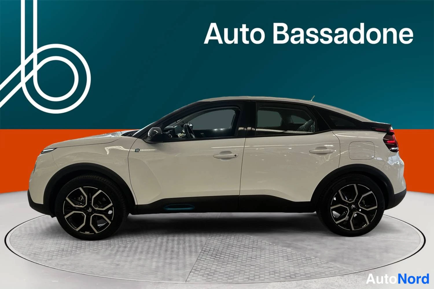 Valkoinen Citroen C4 2023, etuviisto, keula vasemmalle, kuva 4