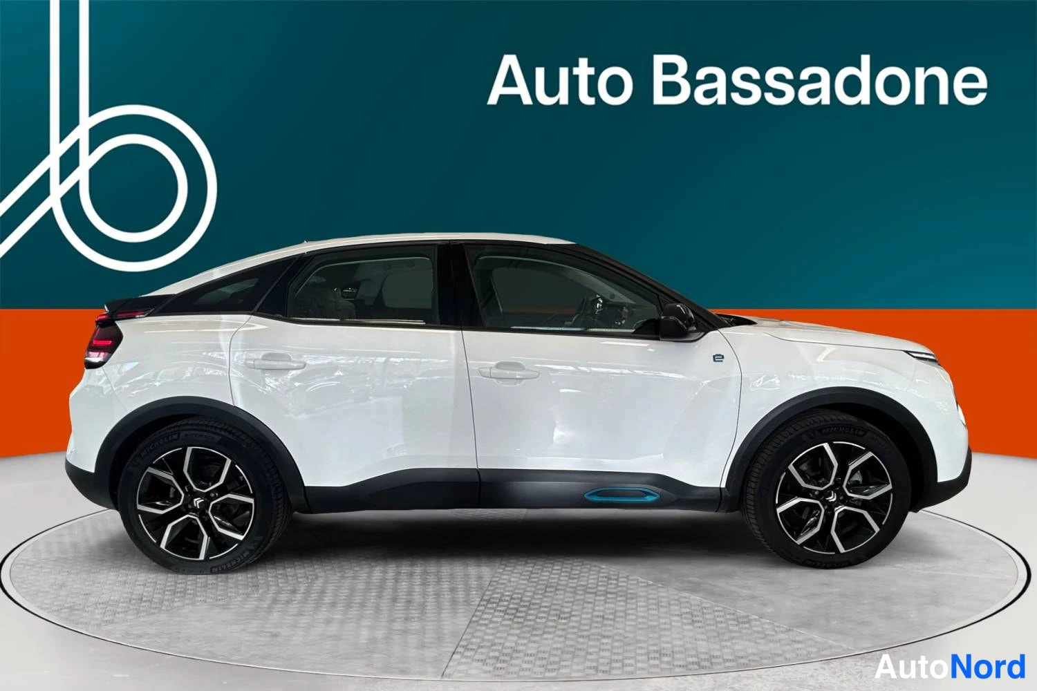 Valkoinen Citroen C4 2023, sivulta, kuva 5