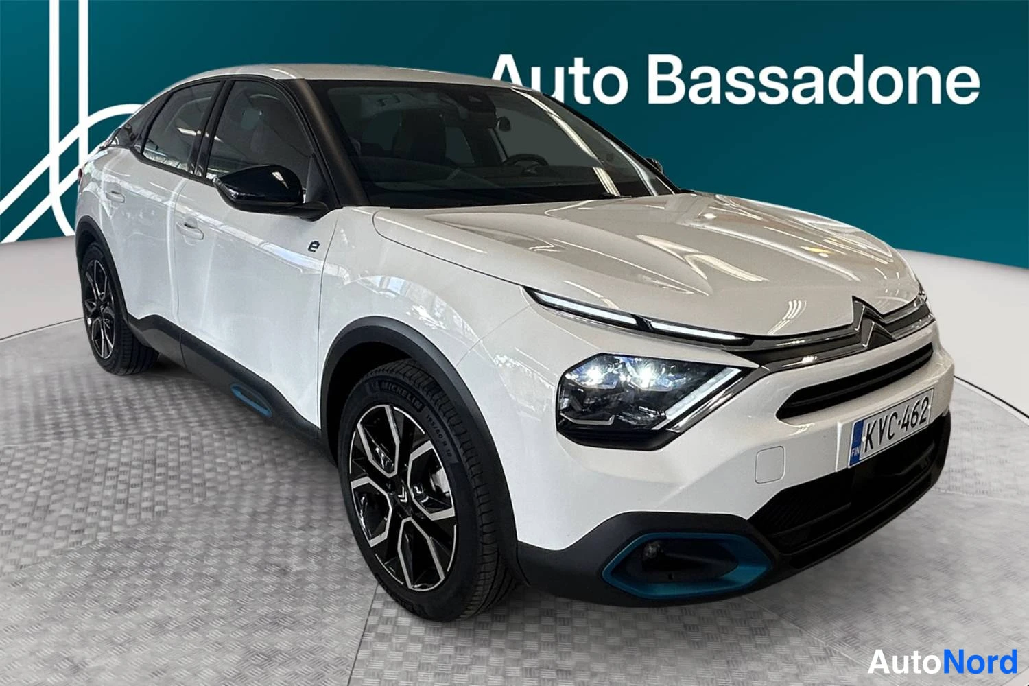 Valkoinen Citroen C4 2023, etuviisto, keula oikealle, kuva 2