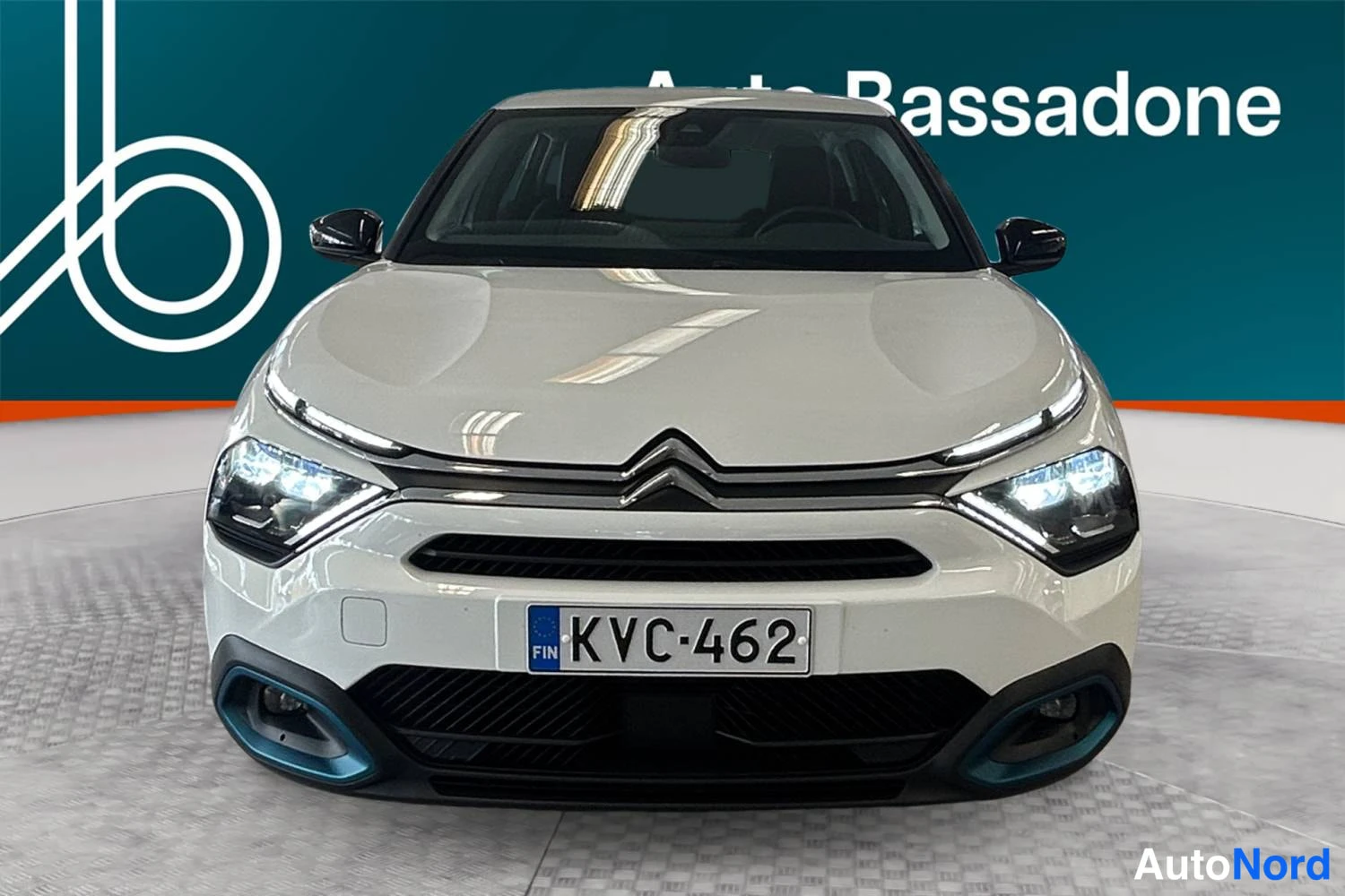 Valkoinen Citroen C4 2023, edestä, kuva 3