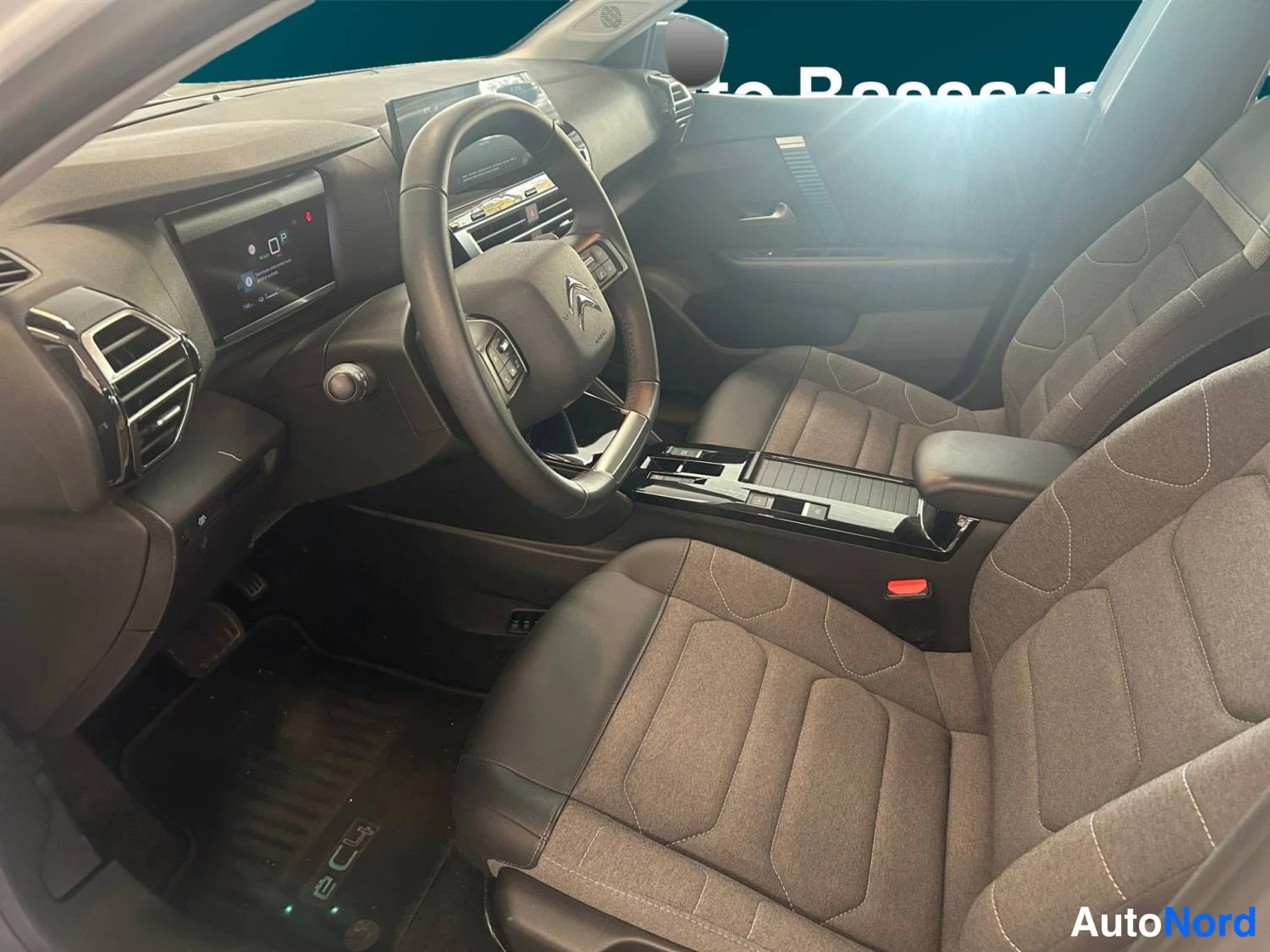 Valkoinen Citroen C4 2023, ohjaamo, kuva 9