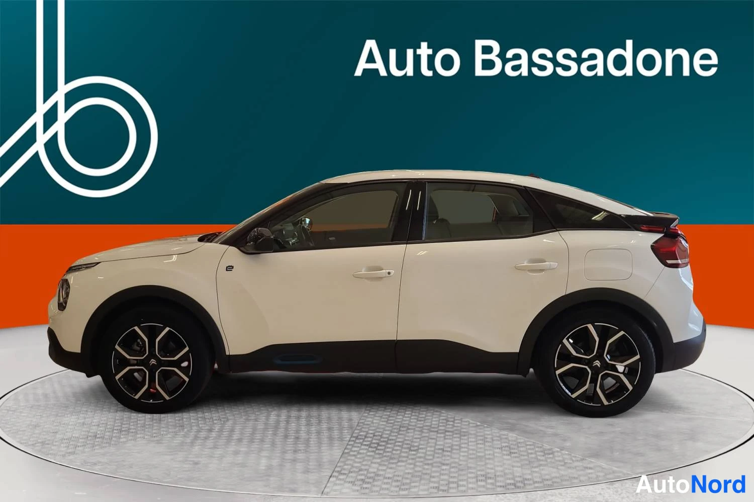 Valkoinen Citroen C4 2023, sivulta, kuva 5