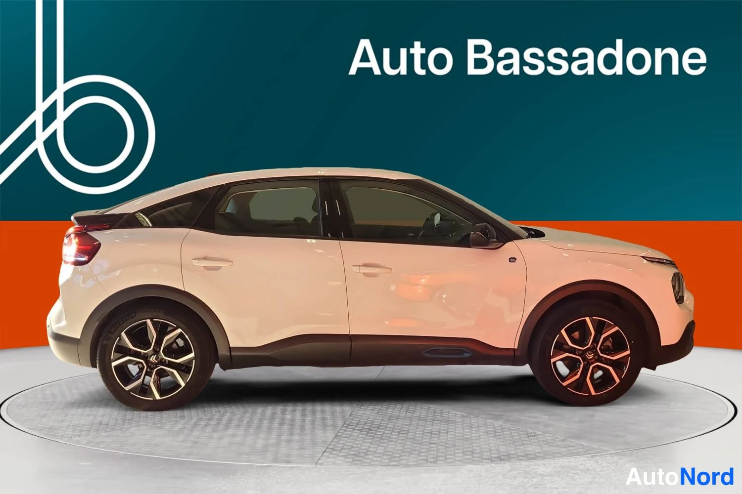 Valkoinen Citroen C4 2023, sivulta, kuva 4