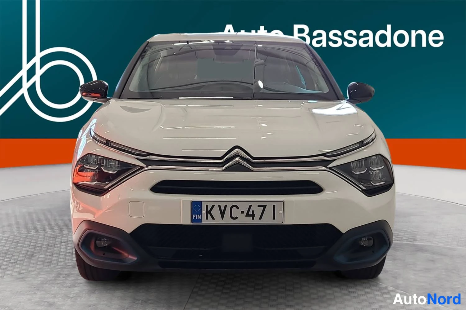 Valkoinen Citroen C4 2023, edestä, kuva 3