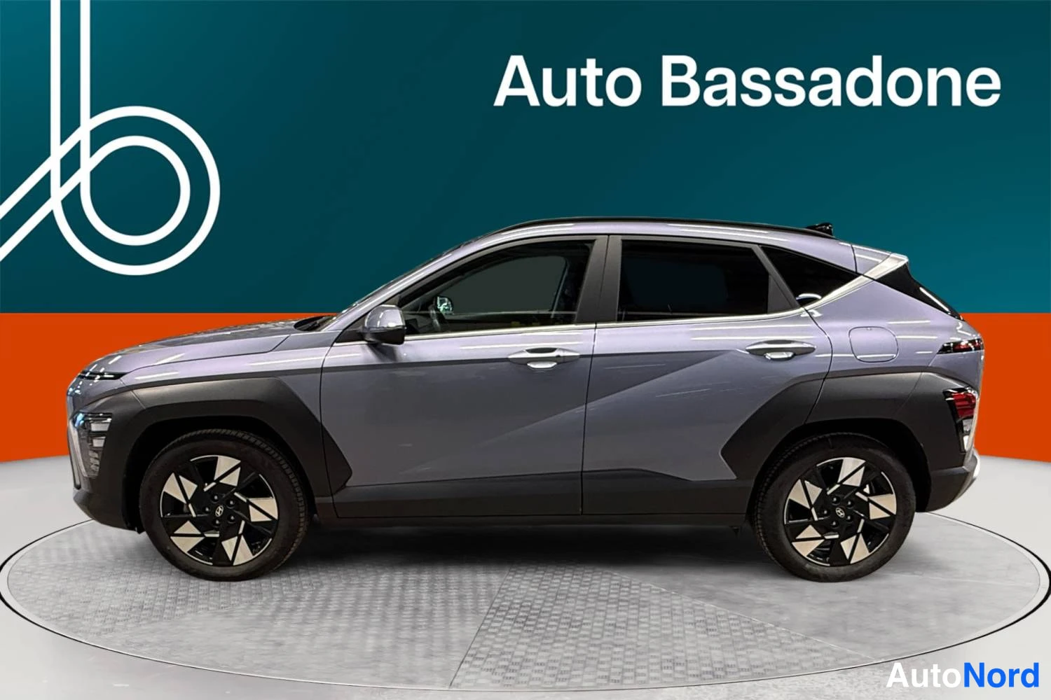 Harmaa Hyundai Kona 2025, sivulta, kuva 4