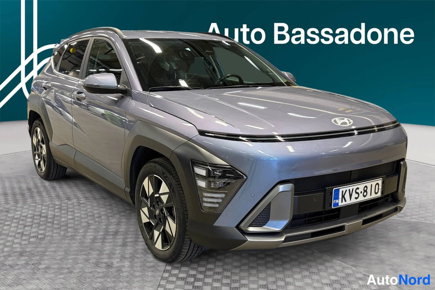 Harmaa Hyundai Kona 2025, etuviisto, keula oikealle, kuva 2