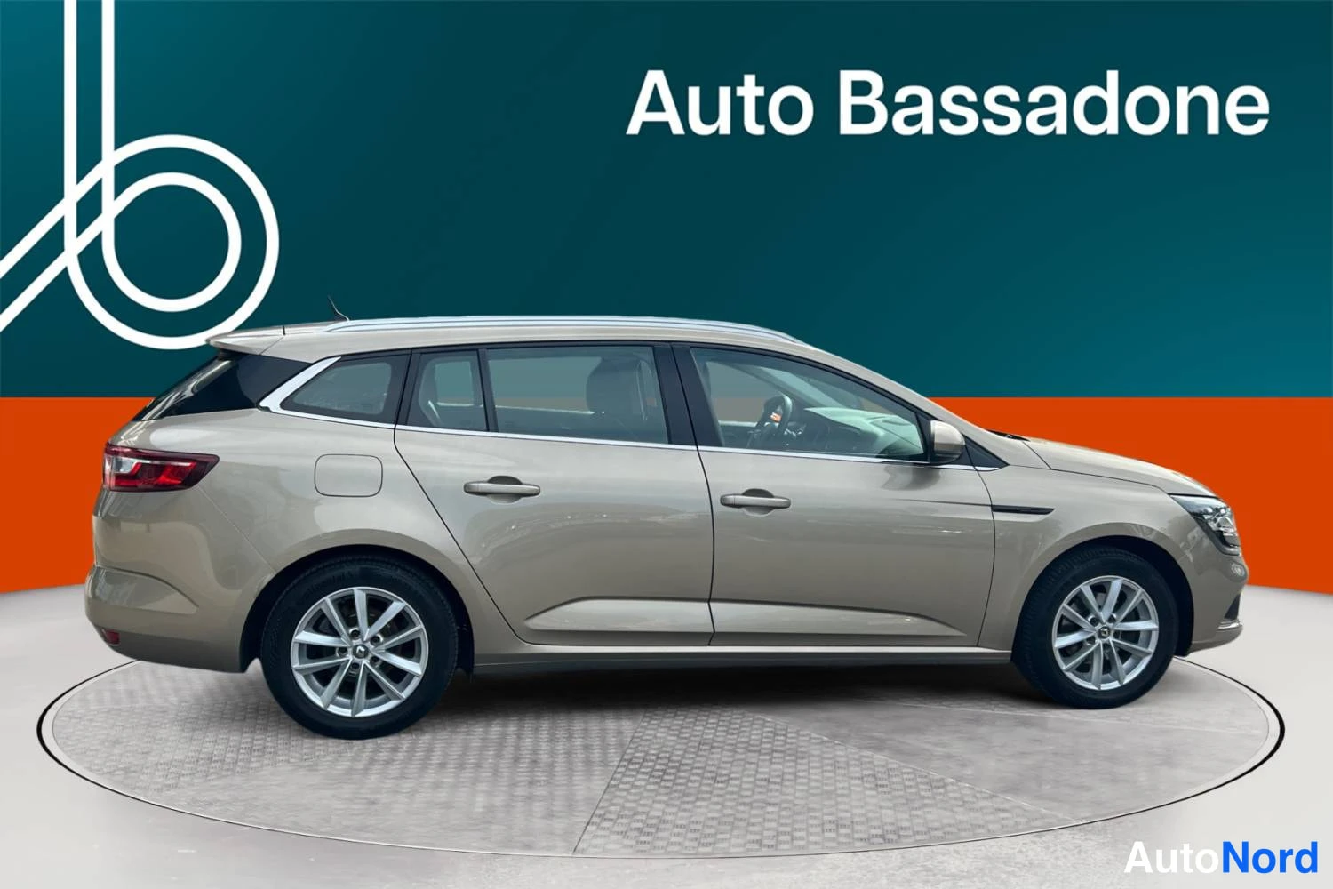 Harmaa Renault Megane 2018, sivulta, kuva 5