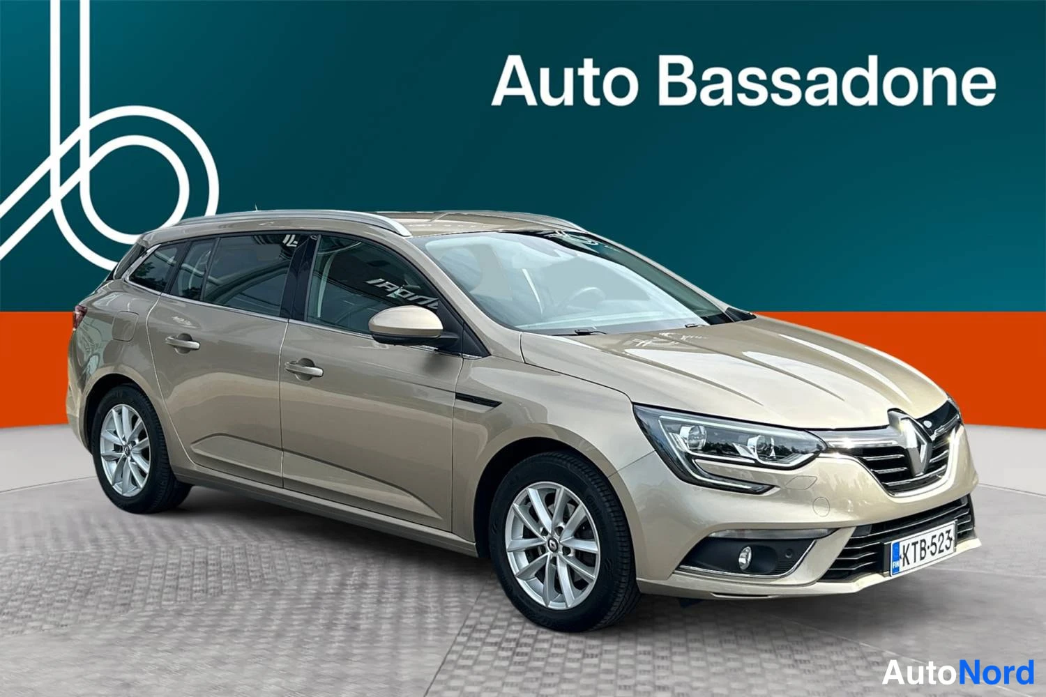 Harmaa Renault Megane 2018, etuviisto, keula oikealle, kuva 2