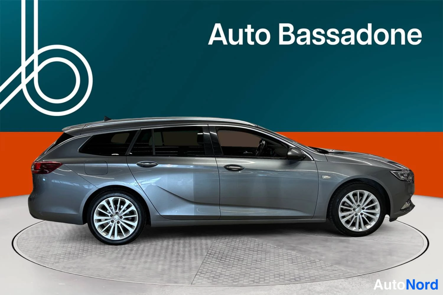 Harmaa Opel Insignia Sports Tourer 2019, etuviisto, keula oikealle, kuva 2