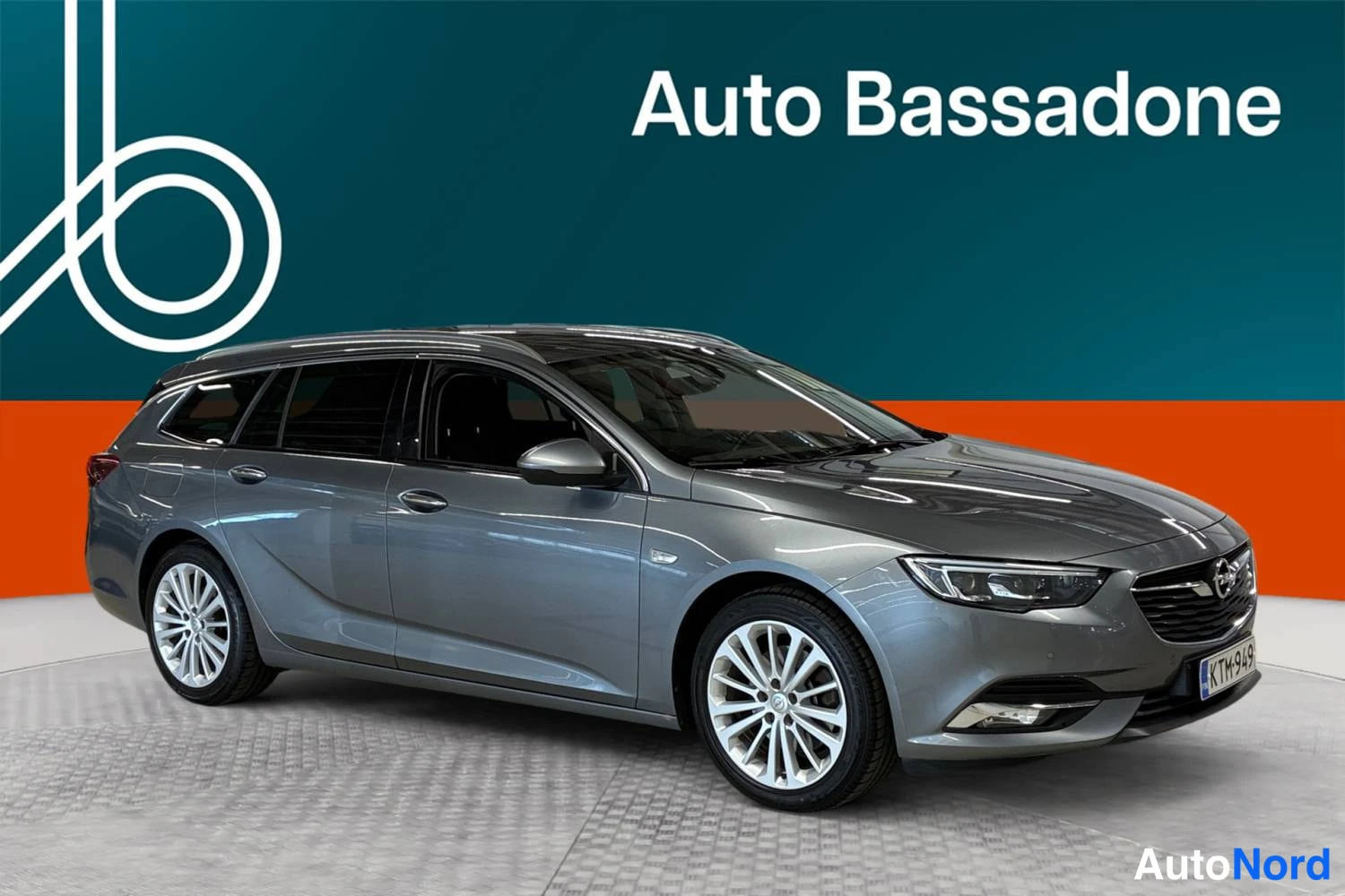 Harmaa Opel Insignia Sports Tourer 2019, etuviisto, keula oikealle, kuva 3