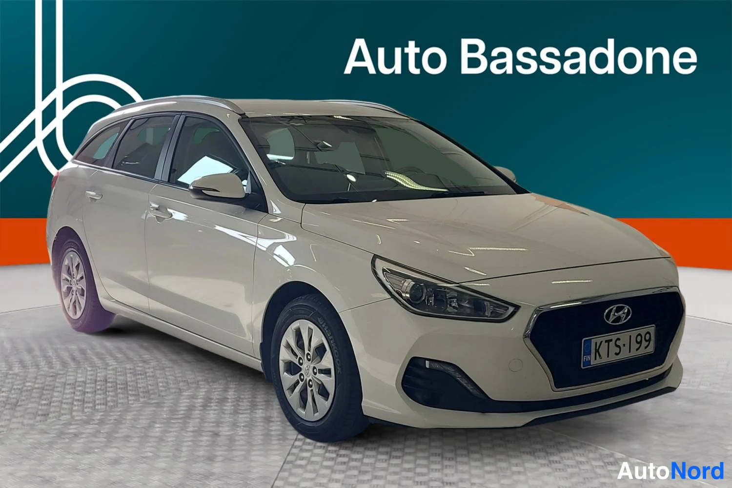 Valkoinen Hyundai I30 2019, etuviisto, keula oikealle, kuva 2