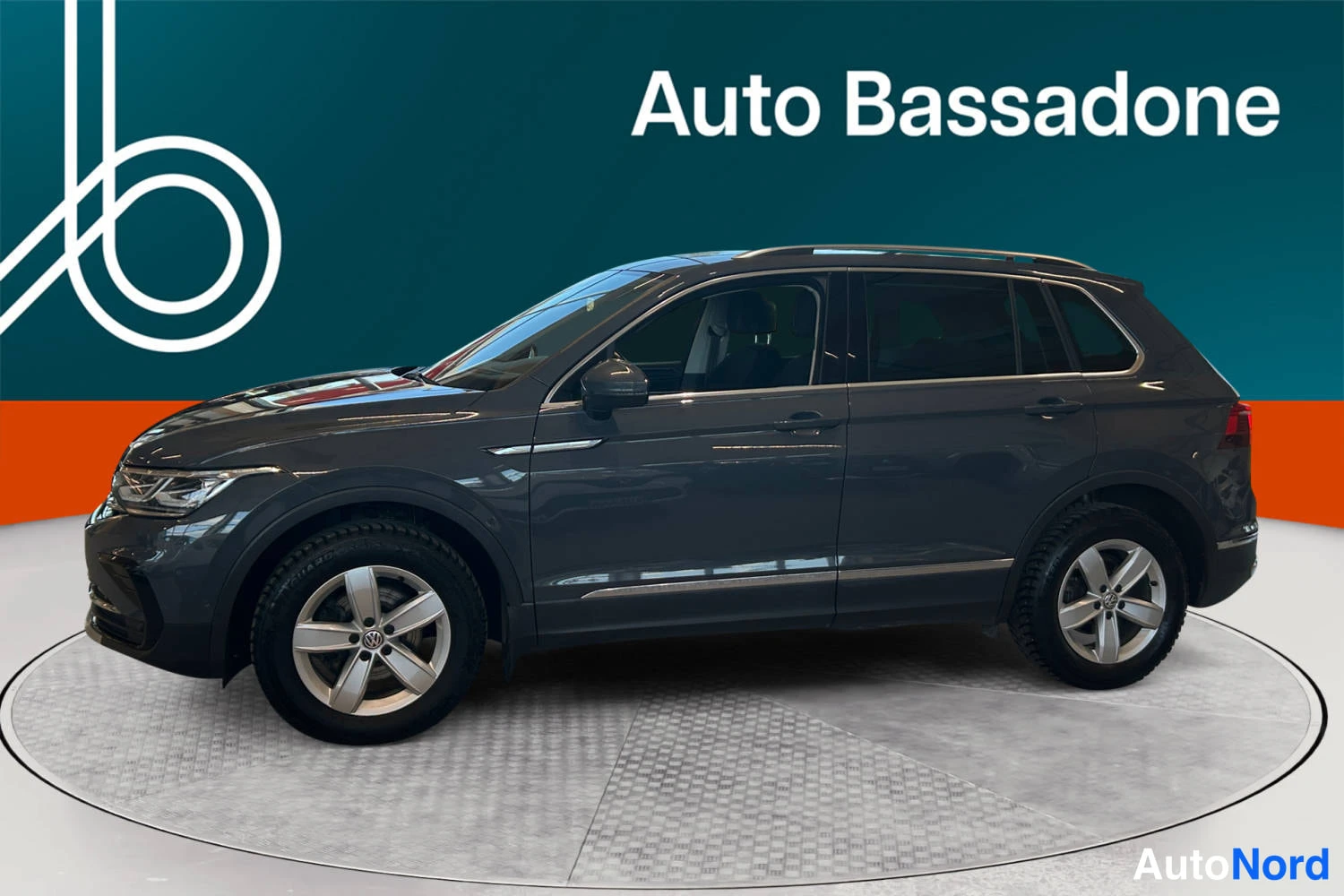Harmaa Volkswagen Tiguan 2021, etuviisto, keula vasemmalle, kuva 2