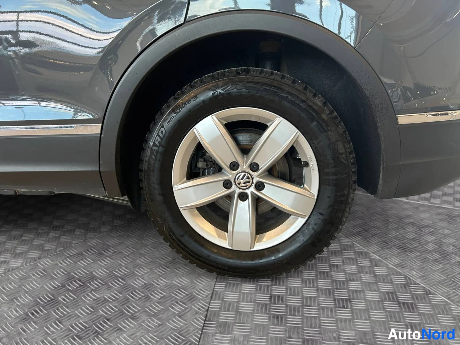 Harmaa Volkswagen Tiguan 2021, kuva 13