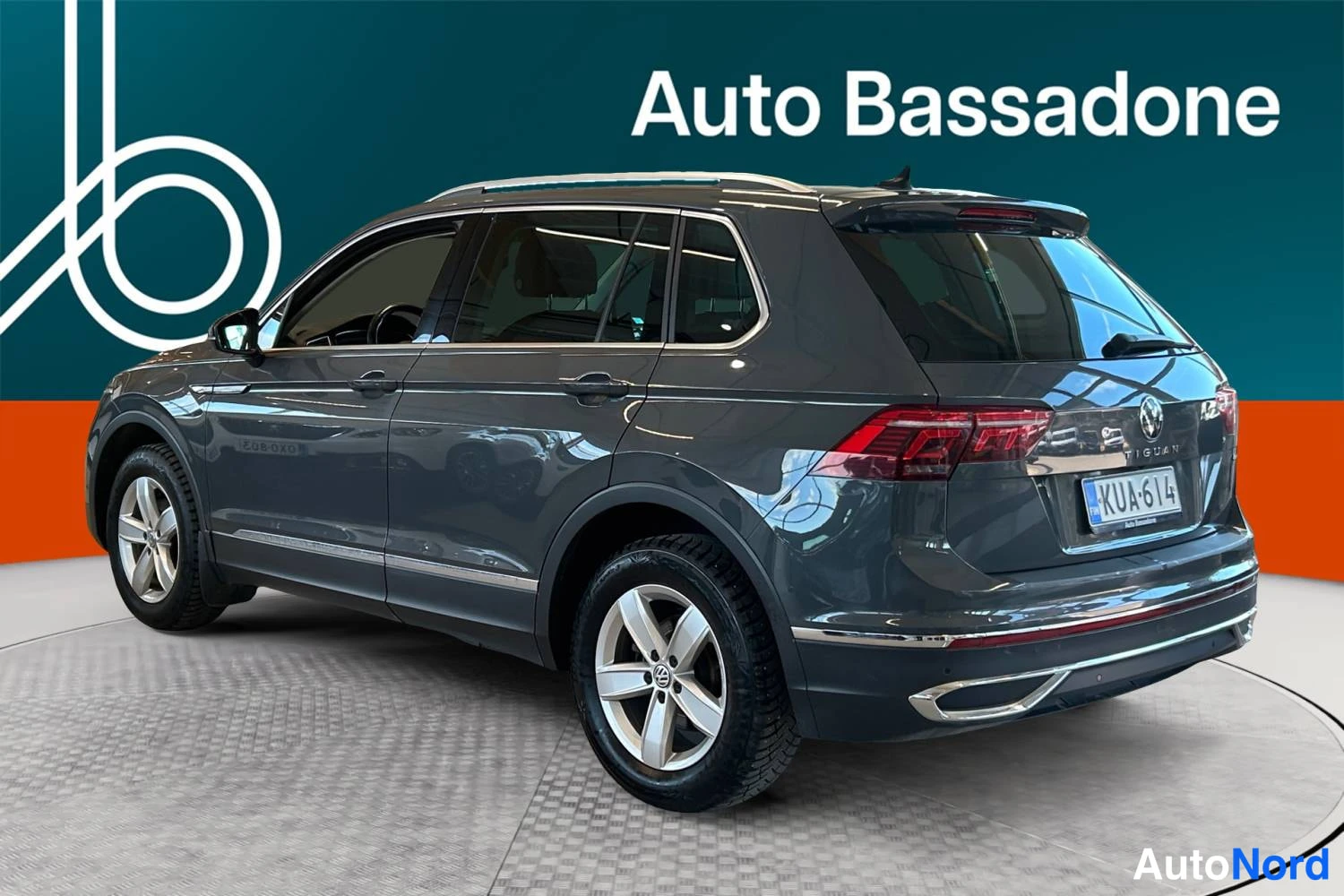 Harmaa Volkswagen Tiguan 2021, takaviisto, kuva 5