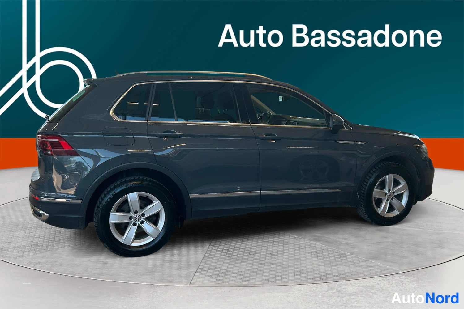 Harmaa Volkswagen Tiguan 2021, takaviisto, kuva 7