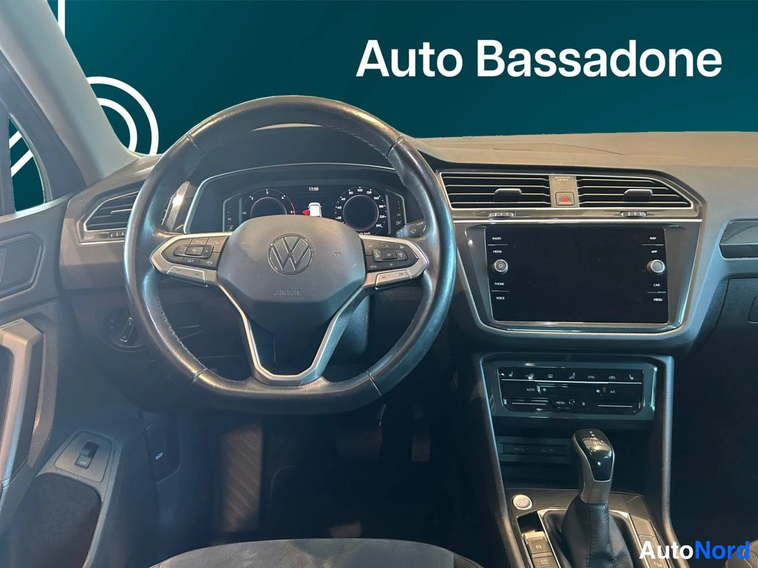 Harmaa Volkswagen Tiguan 2021, kuva 10