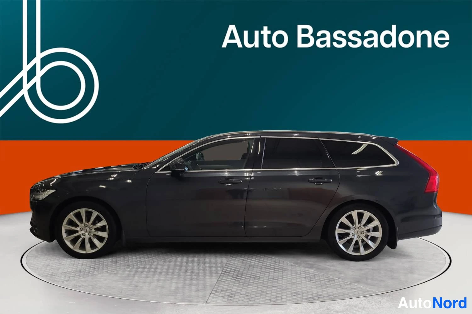 Harmaa Volvo V90 2019, sivulta, kuva 5