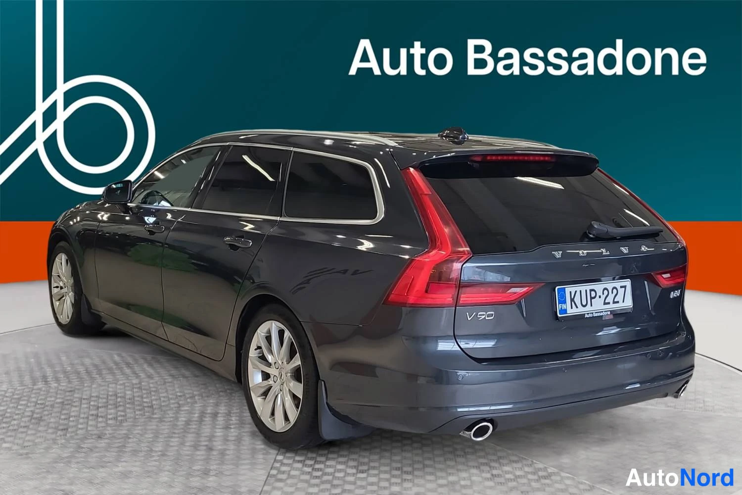 Harmaa Volvo V90 2019, takaviisto, kuva 6