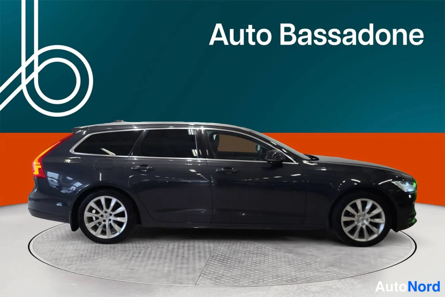Harmaa Volvo V90 2019, etuviisto, keula oikealle, kuva 3