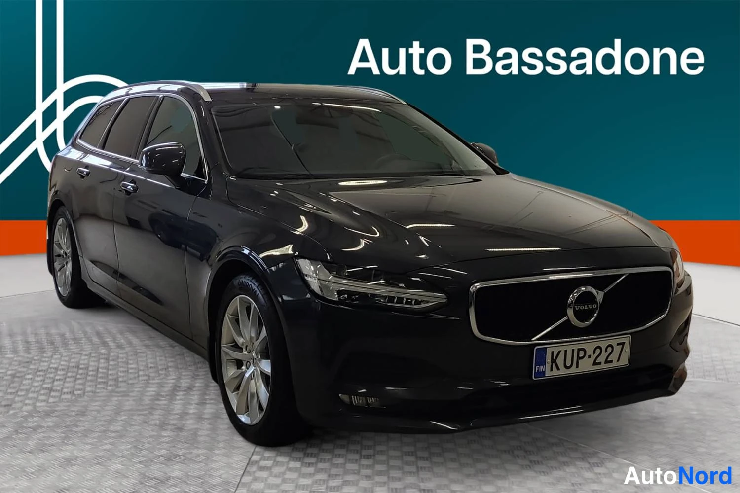 Harmaa Volvo V90 2019, etuviisto, keula oikealle, kuva 2