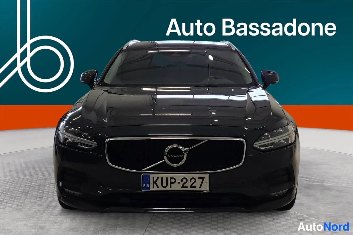 Harmaa Volvo V90 2019, edestä, kuva 4