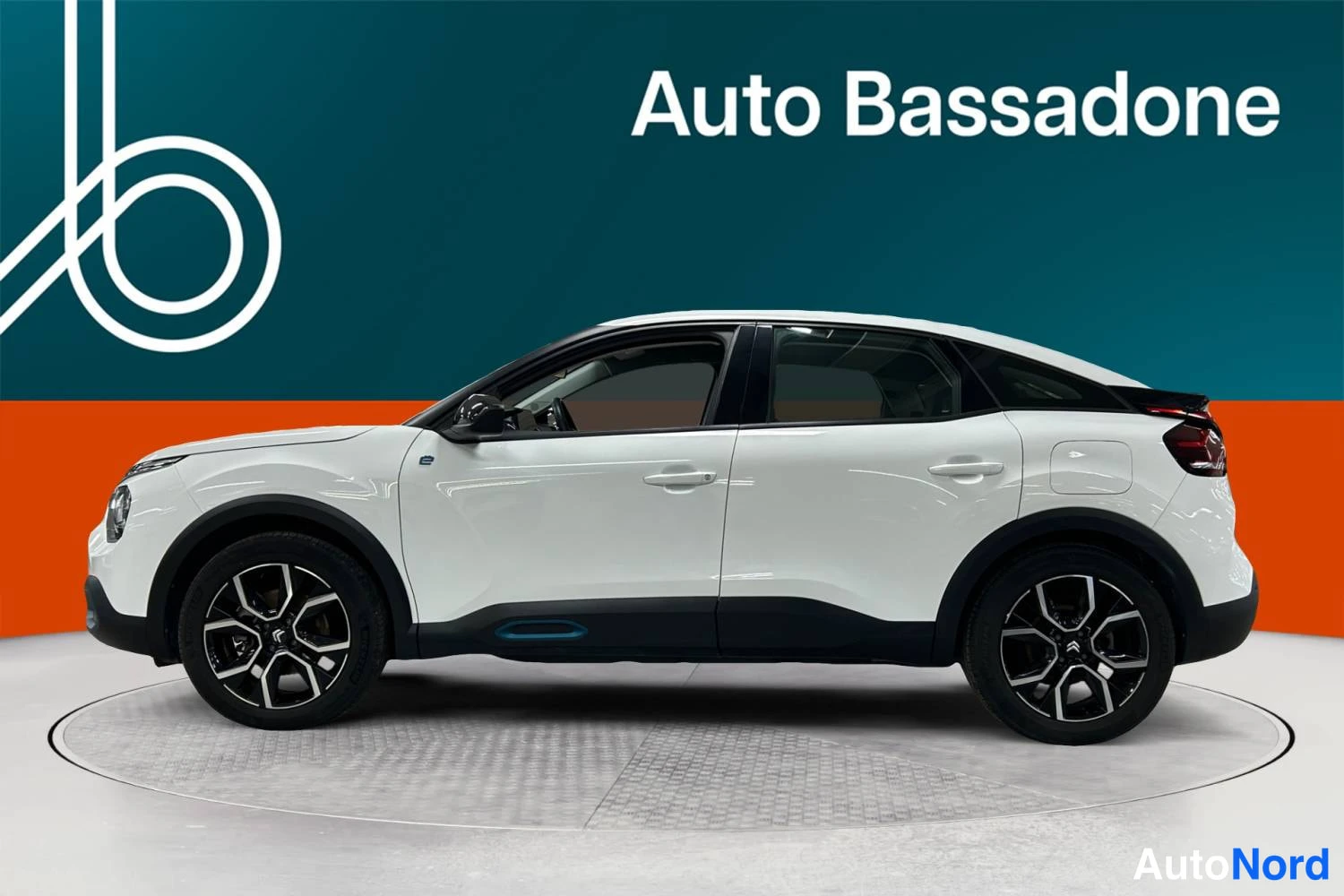Valkoinen Citroen C4 2023, sivulta, kuva 5