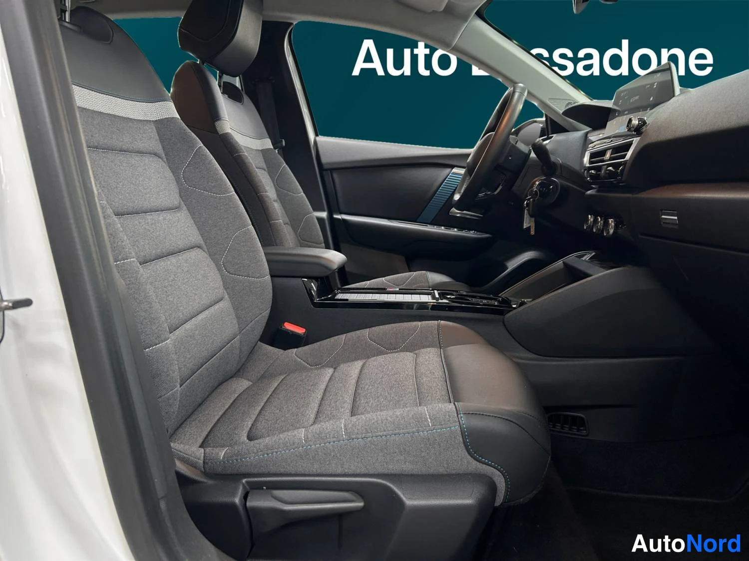 Valkoinen Citroen C4 2023, kuva 15