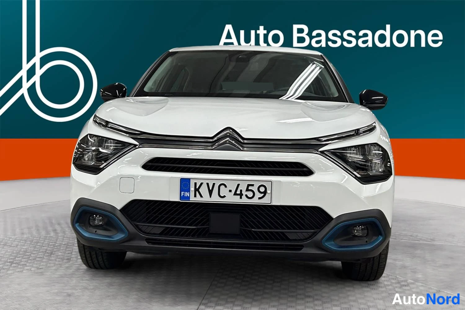 Valkoinen Citroen C4 2023, edestä, kuva 3
