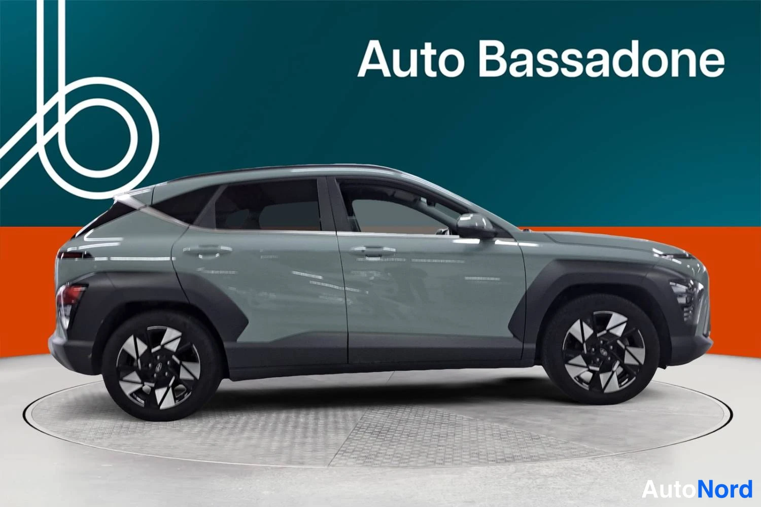 Harmaa Hyundai Kona 2025, etuviisto, keula oikealle, kuva 2