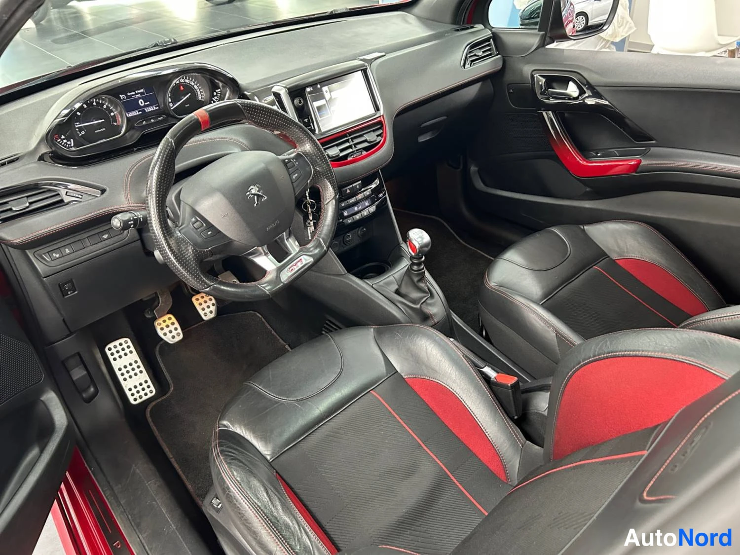 Punainen Peugeot 208 GTi 2013, kuva 27