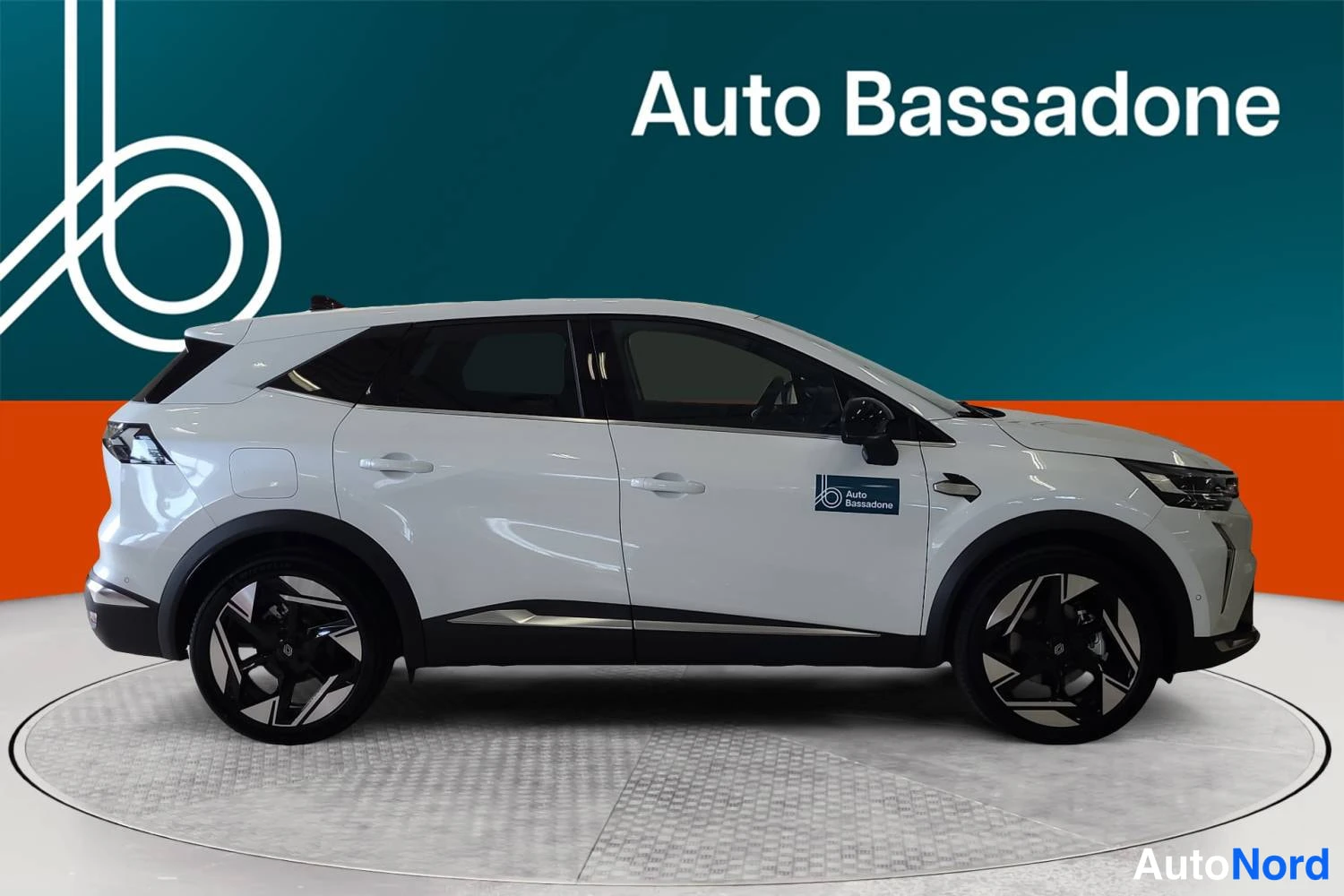 Valkoinen Renault Symbioz 2026, etuviisto, keula oikealle, kuva 2
