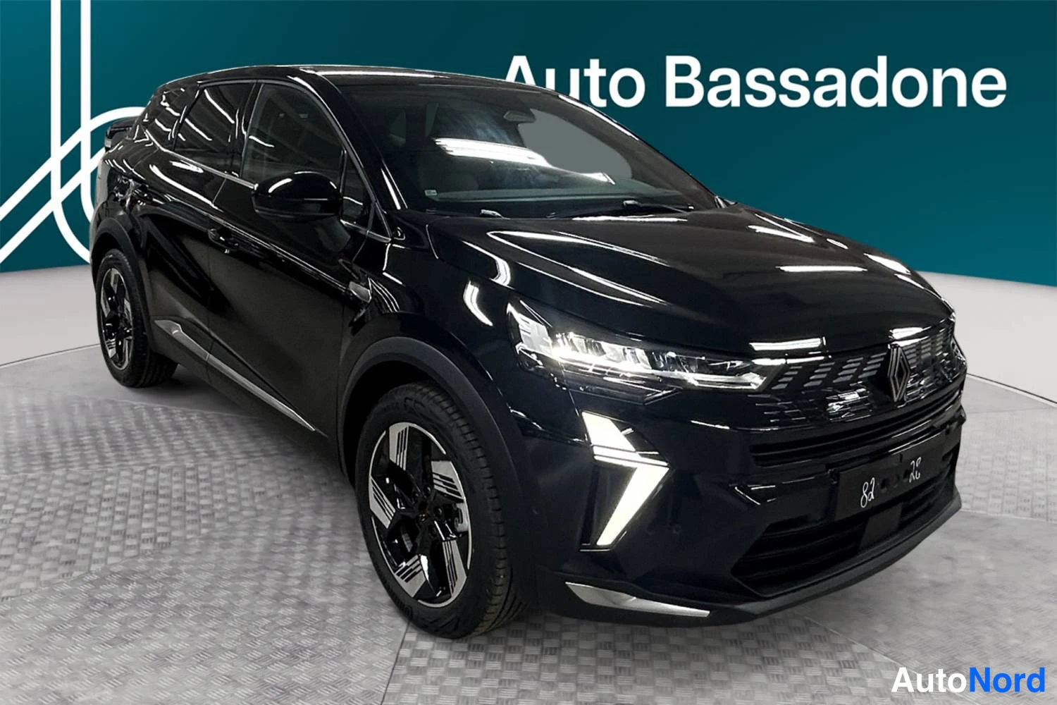 Musta Renault Symbioz 2026, etuviisto, keula oikealle, kuva 2