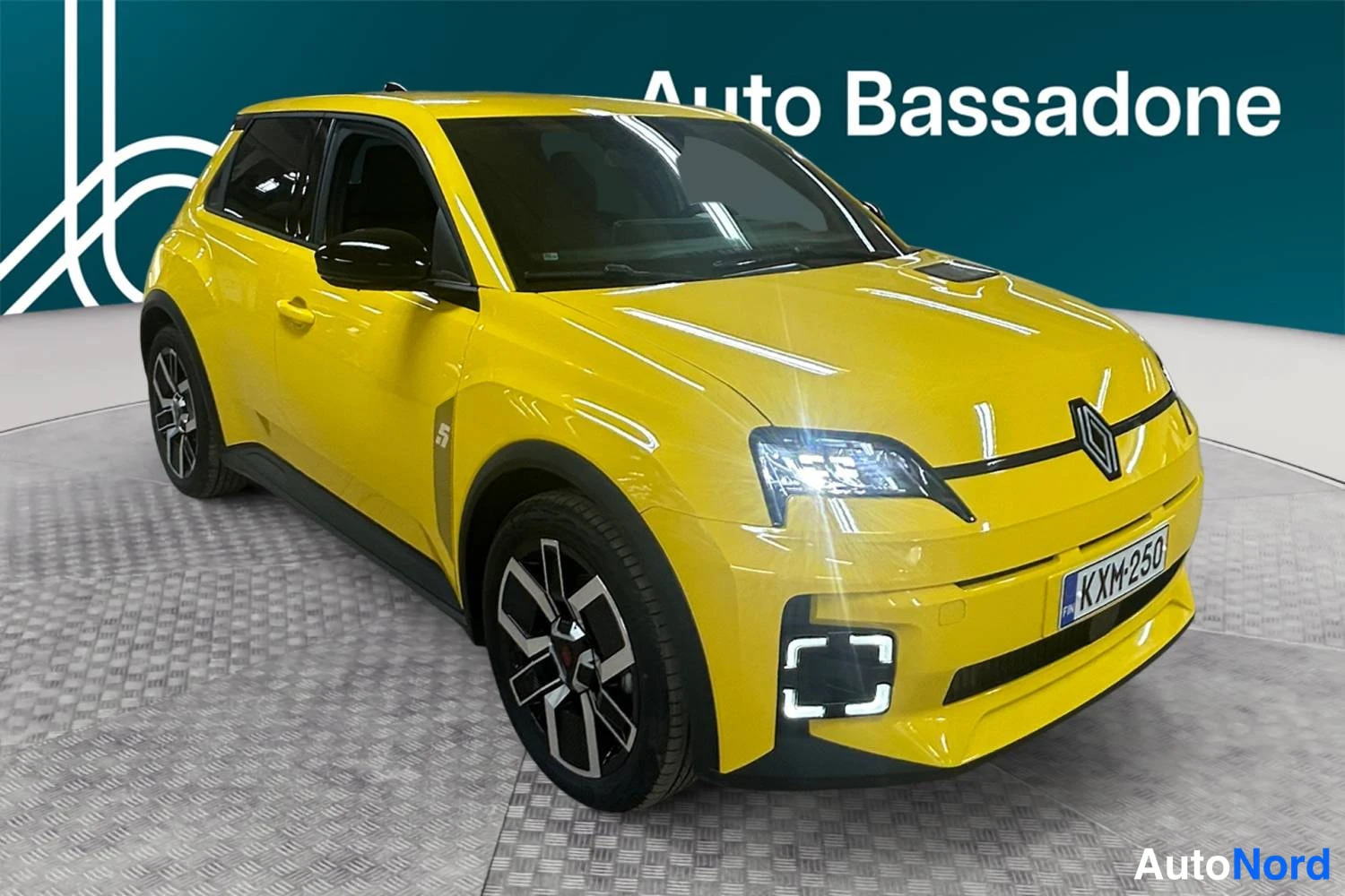 Keltainen Renault 5 E-Tech electric 2026, etuviisto, keula oikealle, kuva 2