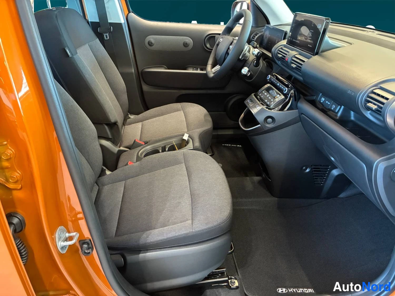 Oranssi Hyundai Inster 2025, kuva 15