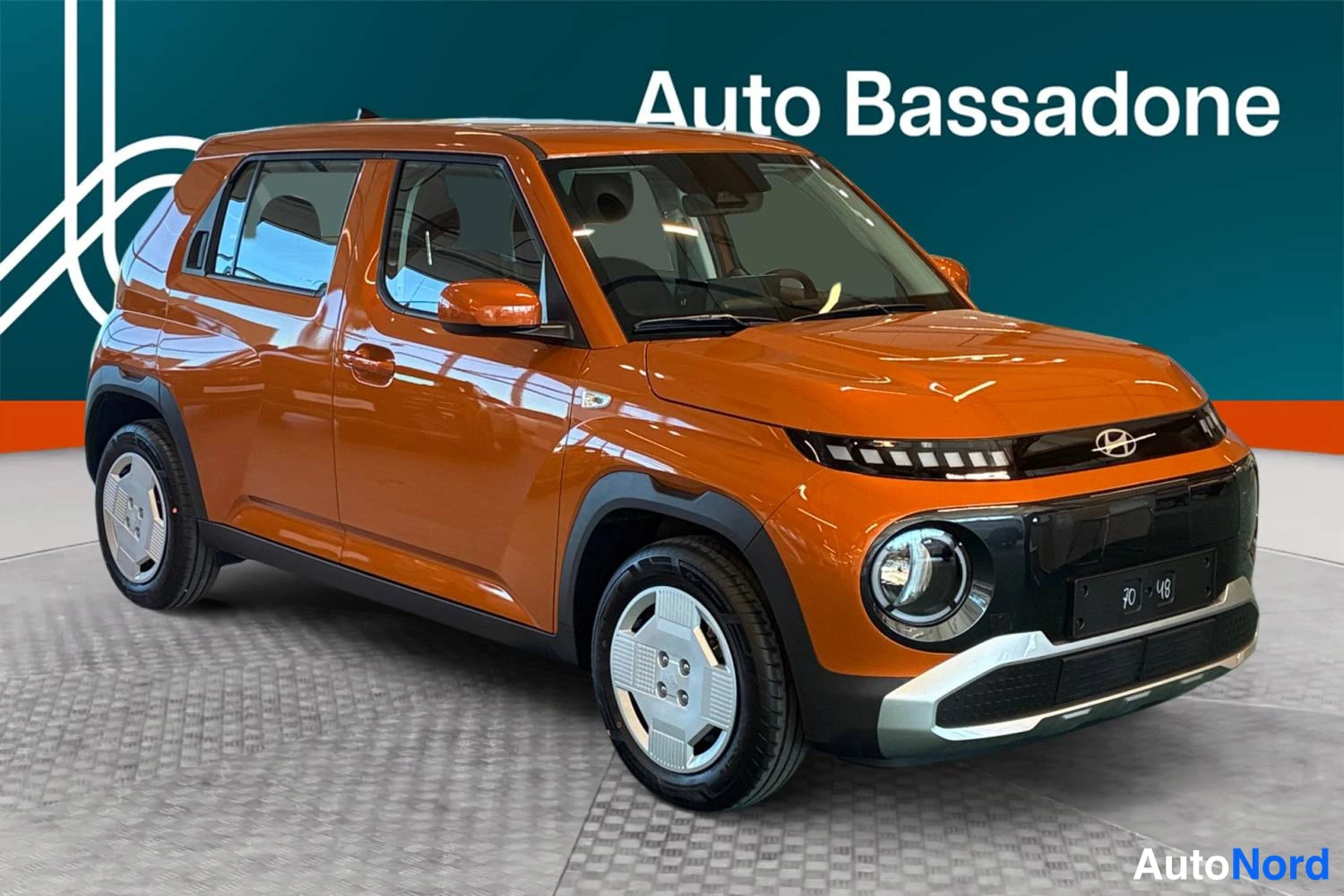 Oranssi Hyundai Inster 2025, etuviisto, keula oikealle, kuva 2