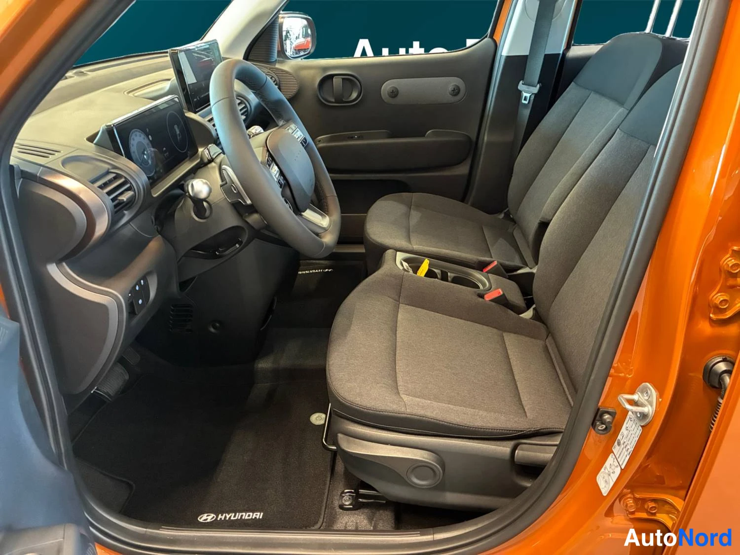 Oranssi Hyundai Inster 2025, kuva 9