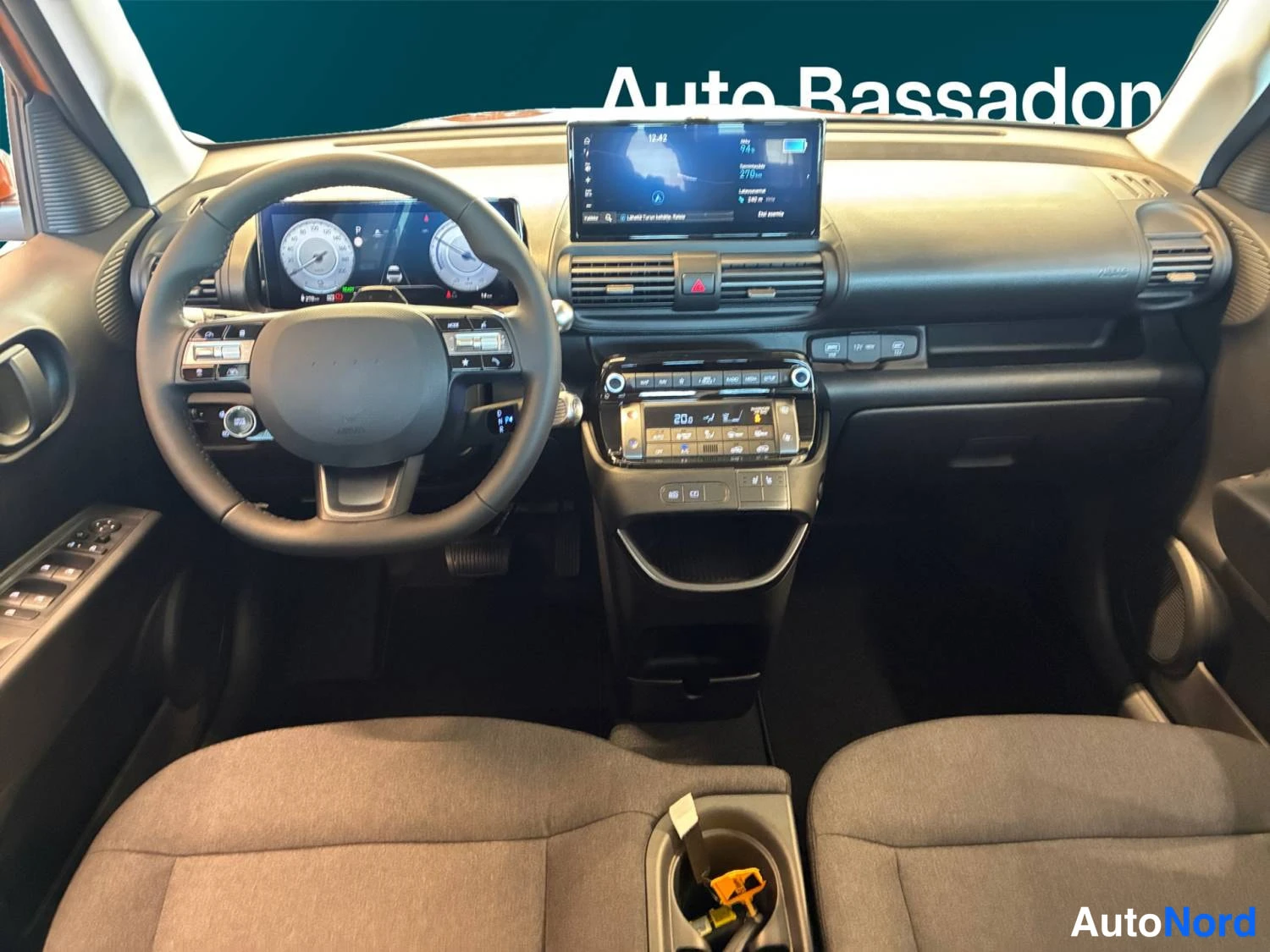 Oranssi Hyundai Inster 2025, kuva 10