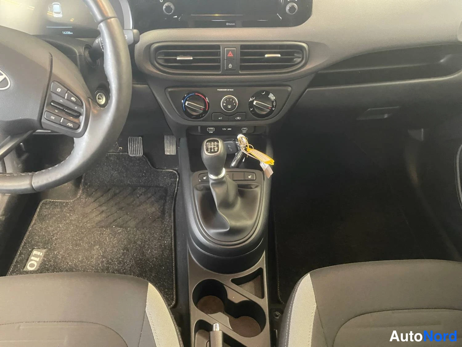 Musta Hyundai I10 2025, etuviisto, keula vasemmalle, kuva 4