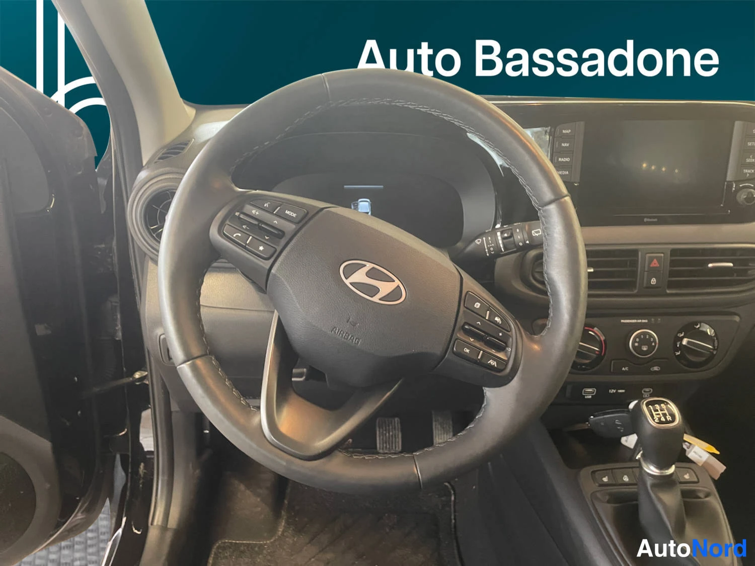 Musta Hyundai I10 2025, etuviisto, keula vasemmalle, kuva 5