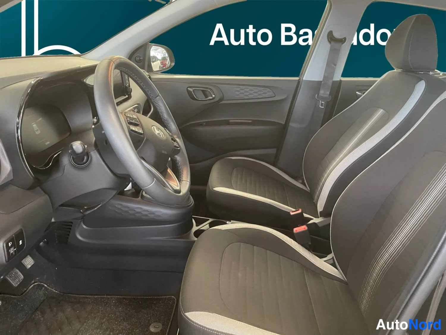 Musta Hyundai I10 2025, etuviisto, keula vasemmalle, kuva 2