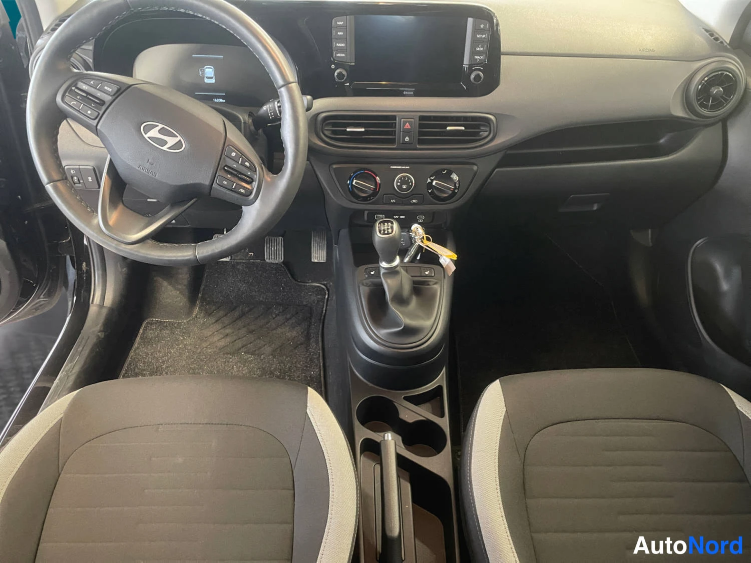 Musta Hyundai I10 2025, etuviisto, keula vasemmalle, kuva 3