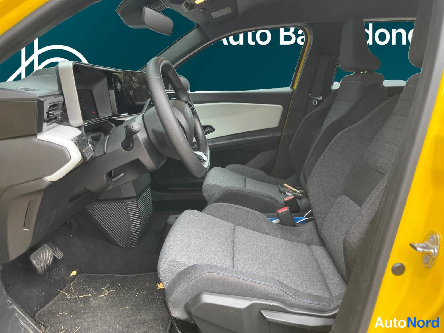 Keltainen Renault 5 E-Tech electric 2025, kuva 9