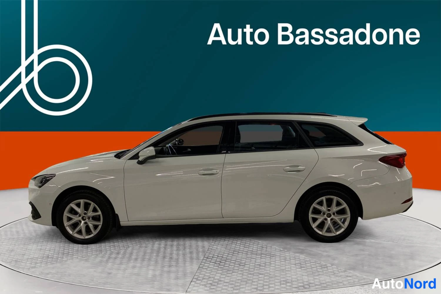Valkoinen Seat Leon sportstourer 2021, sivulta, kuva 5