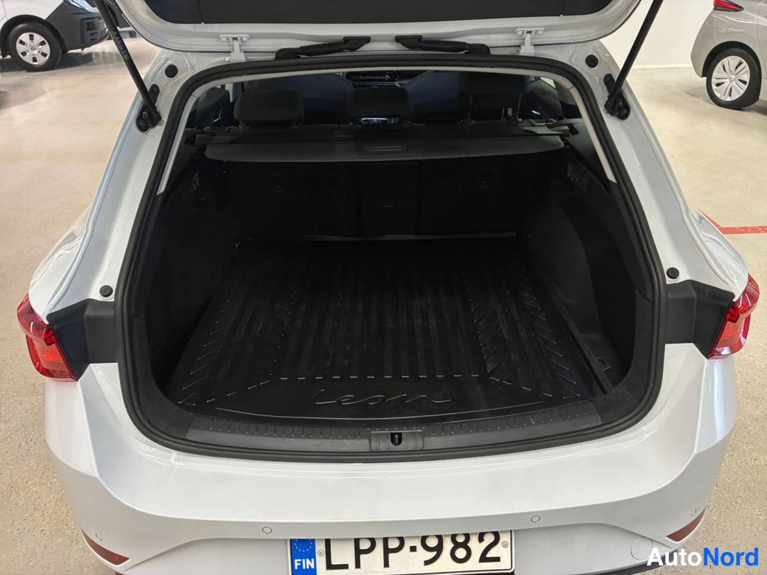Valkoinen Seat Leon sportstourer 2021, takaa, kuva 10