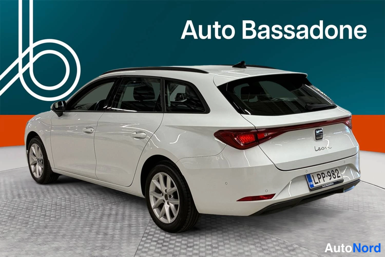 Valkoinen Seat Leon sportstourer 2021, takaviisto, kuva 6