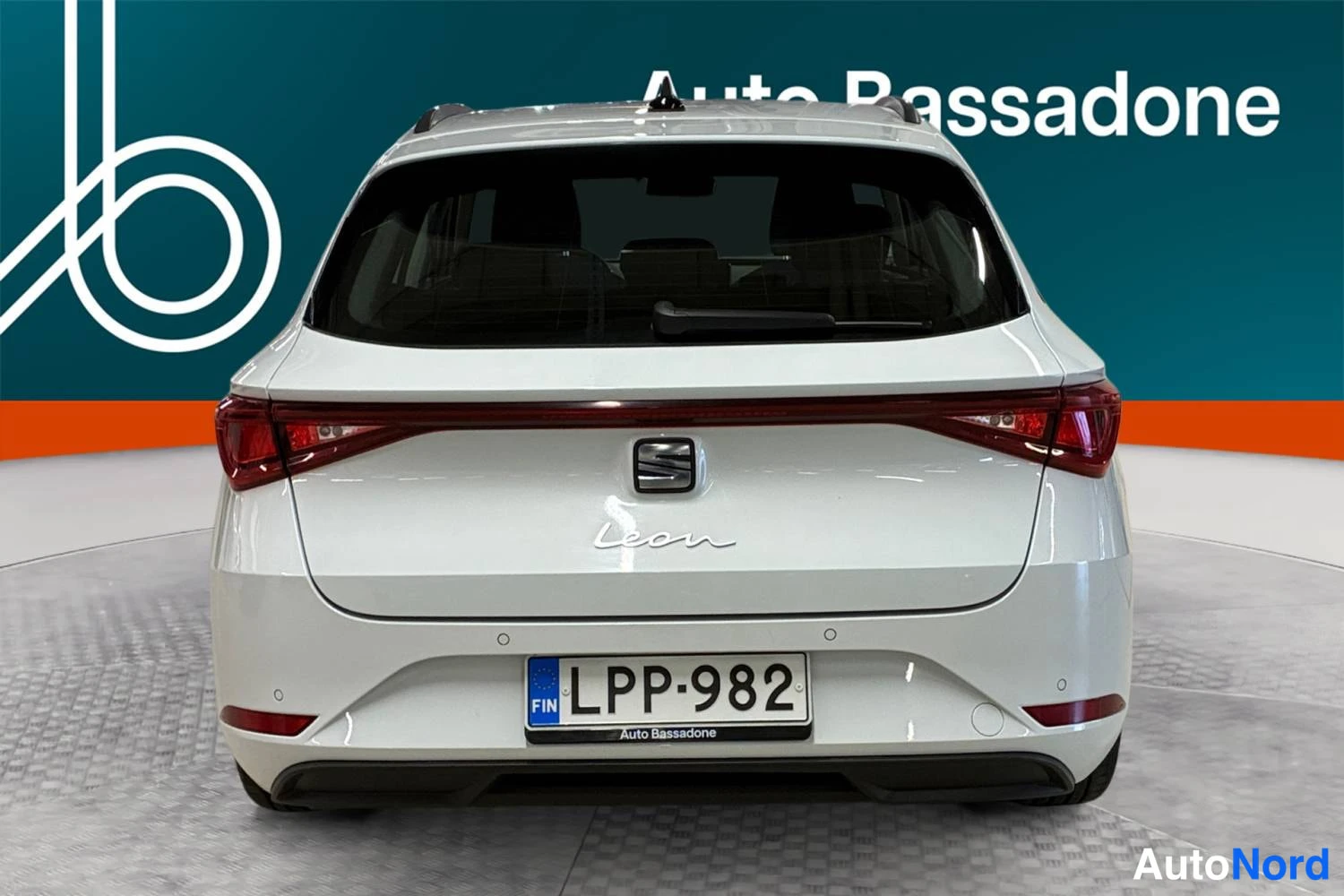 Valkoinen Seat Leon sportstourer 2021, takaa, kuva 8