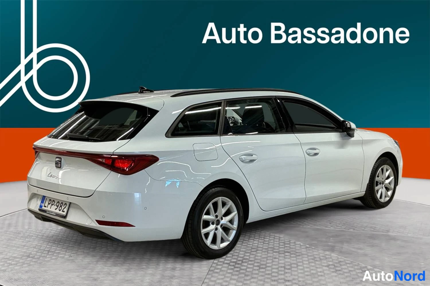 Valkoinen Seat Leon sportstourer 2021, takaviisto, kuva 7
