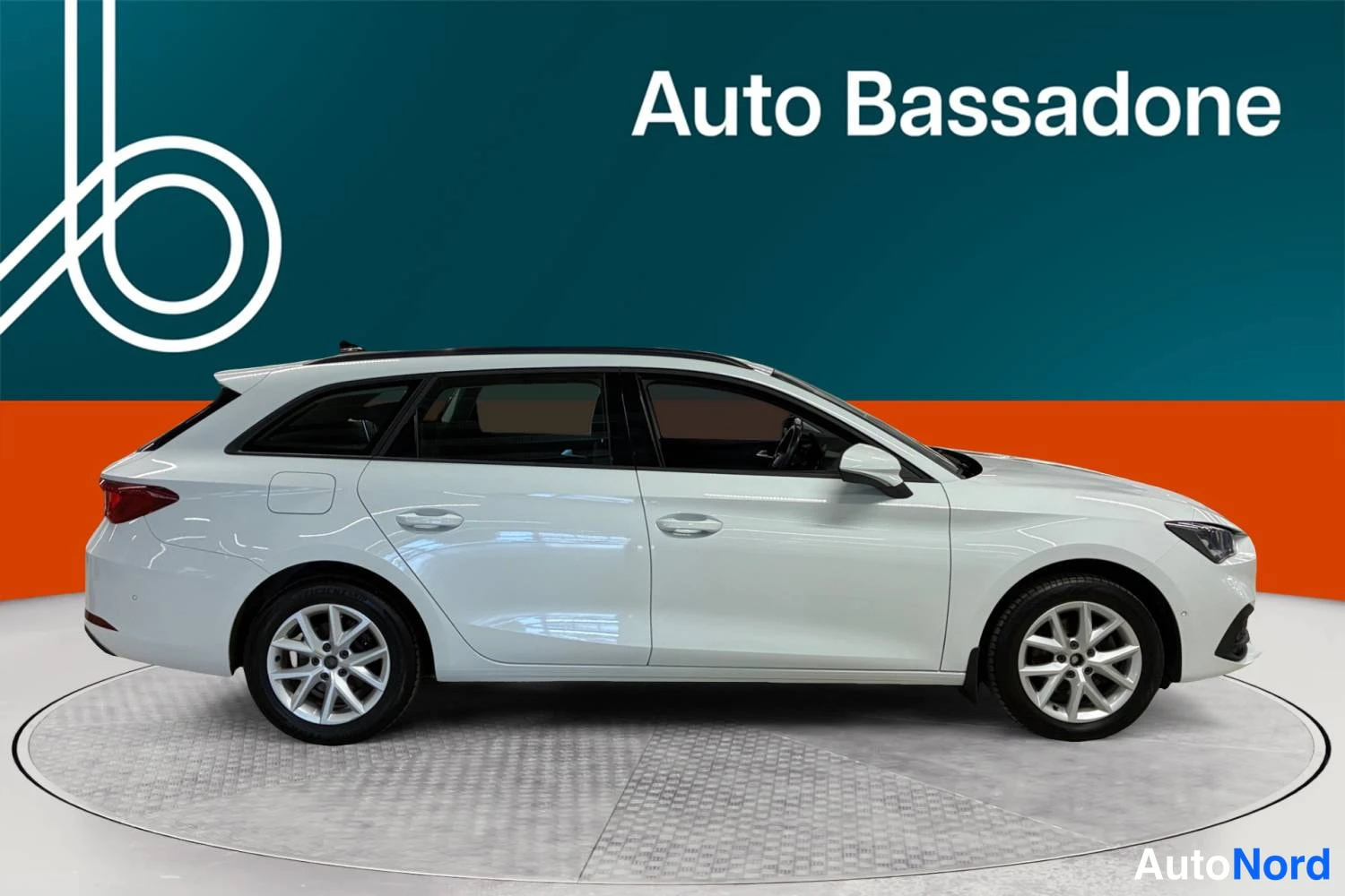 Valkoinen Seat Leon sportstourer 2021, etuviisto, keula oikealle, kuva 2