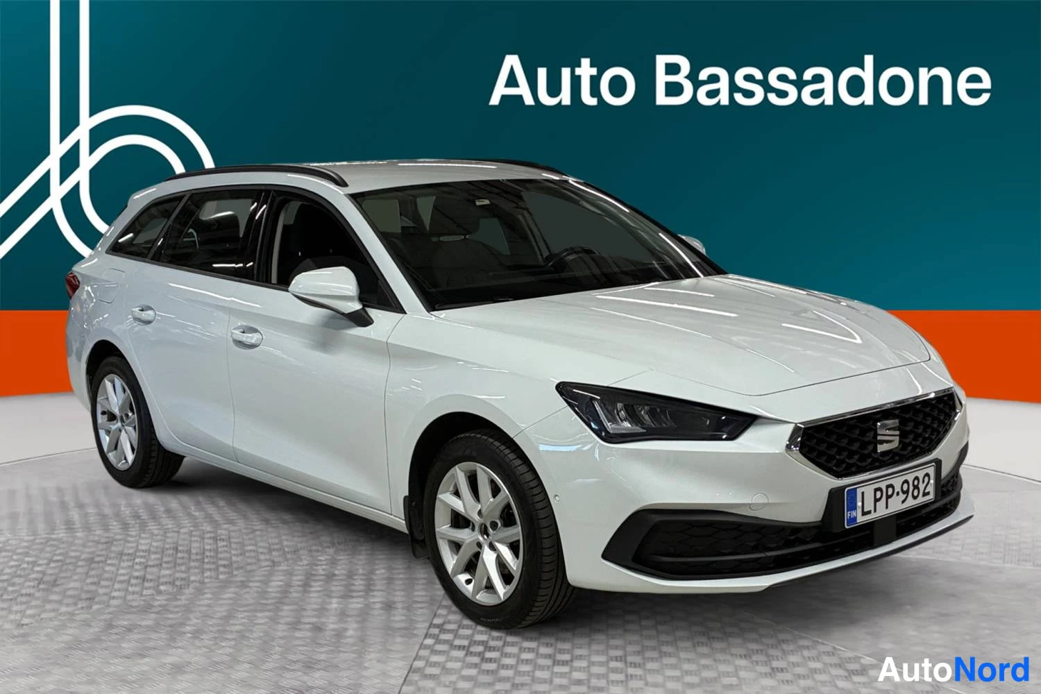 Valkoinen Seat Leon sportstourer 2021, etuviisto, keula oikealle, kuva 3