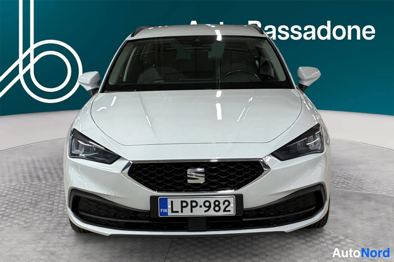 Valkoinen Seat Leon sportstourer 2021, edestä, kuva 4